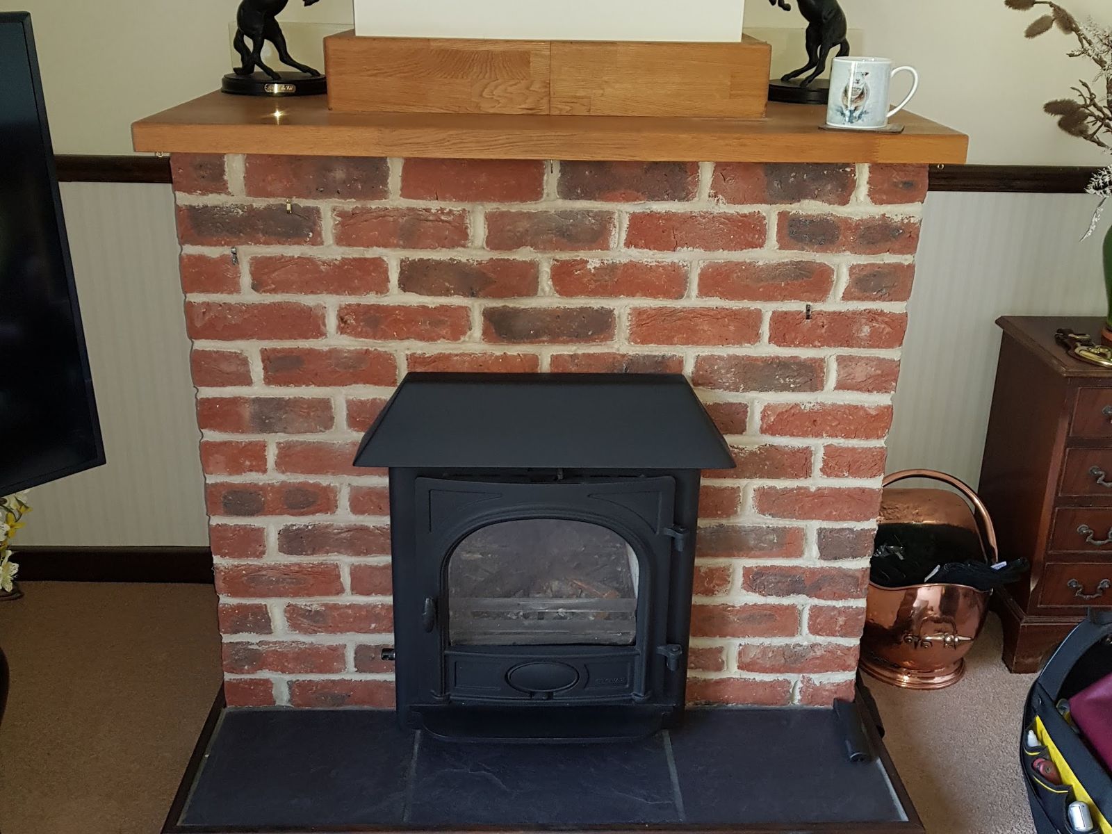 A Stovax Stockton 7 inset stove in a brick chimney breast